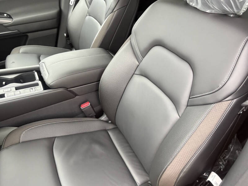 2025 Nissan Pathfinder SL