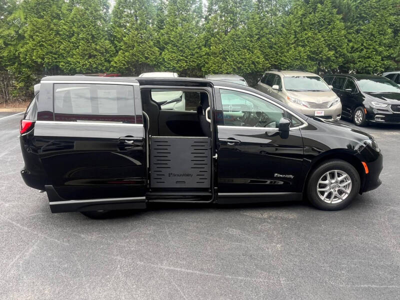 2024 Chrysler Voyager LX