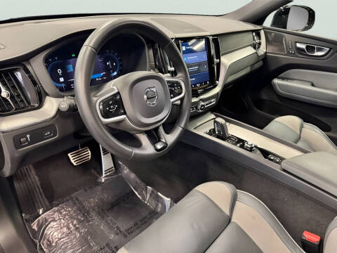 2022 Volvo XC60 B6 R-Design