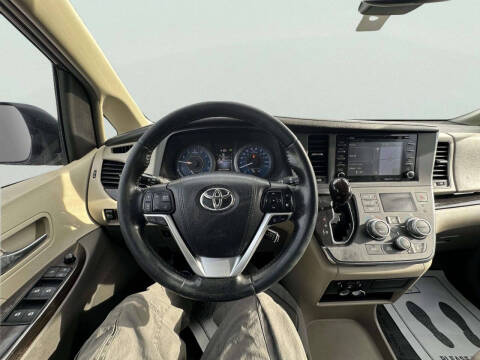 2018 Toyota Sienna XLE 7-Passenger Auto Access Seat