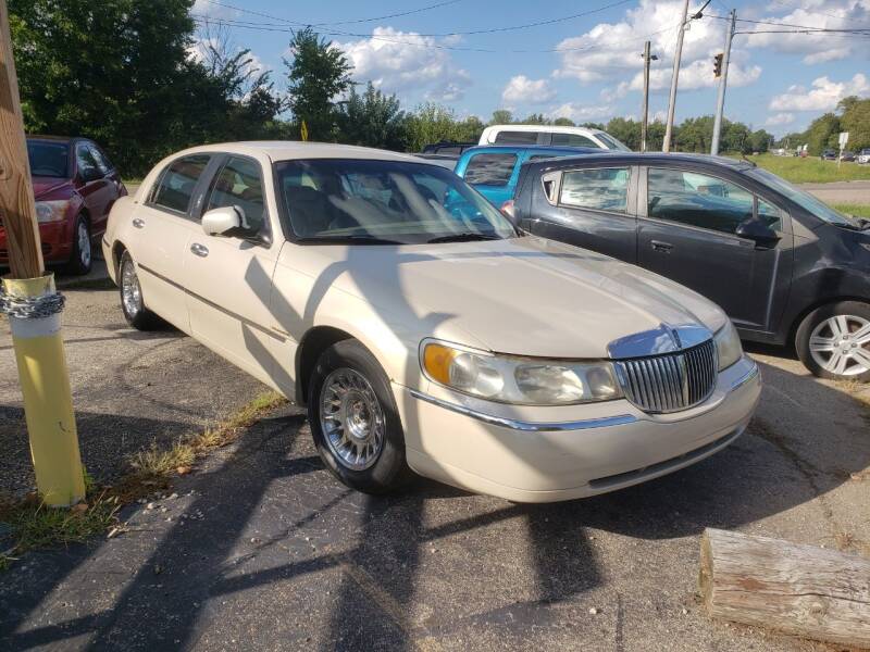 2000 Lincoln Town Car for sale at Olde Towne Auto Sales in Germantown OH