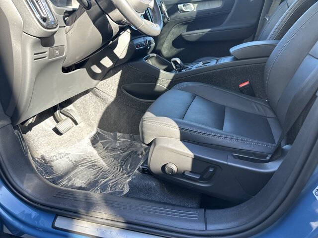 2025 Volvo XC40 B5 Core Bright Theme