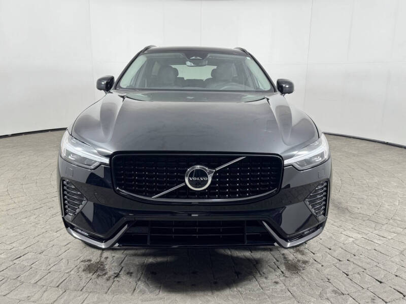 2025 Volvo XC60 B5 Plus Dark Theme