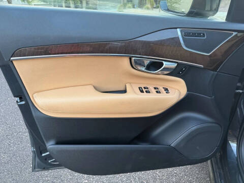 2016 Volvo XC90 T6 Momentum