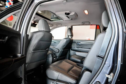 2022 Honda Pilot Touring w/Rear Captain's Chairs