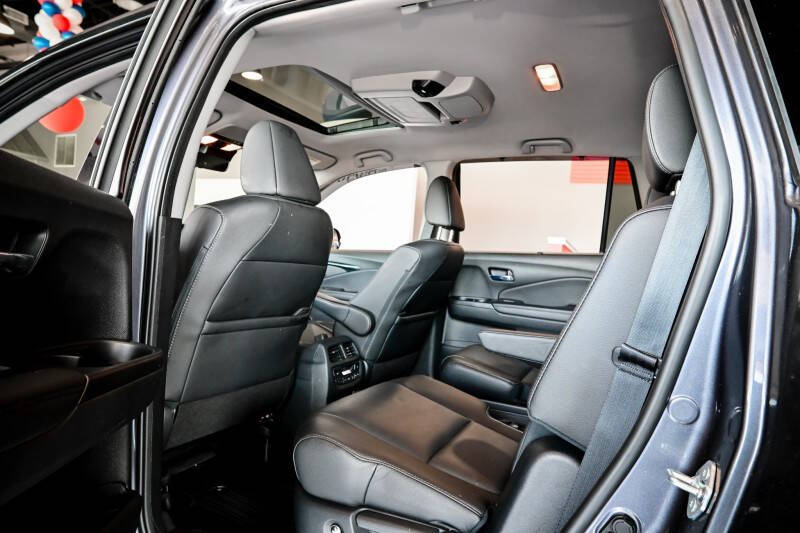 2022 Honda Pilot Touring w/Rear Captain's Chairs