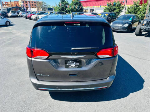 2017 Chrysler Pacifica Touring-L