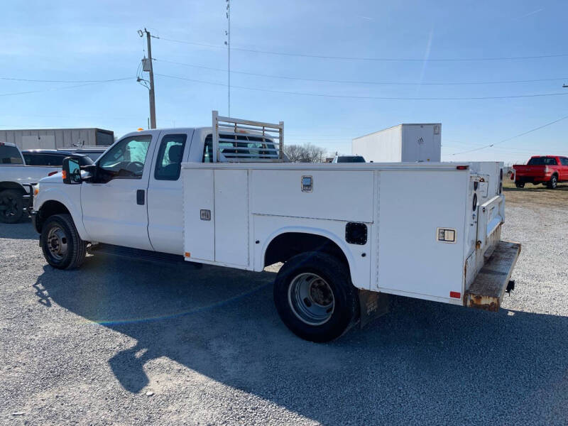 2013 Ford F-350 Super Duty Chassis Cab XL photo 2