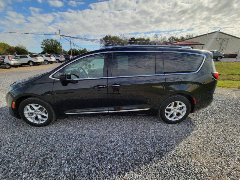 2017 Chrysler Pacifica Touring-L Plus photo 3