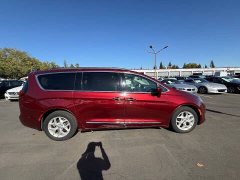 2017 Chrysler Pacifica Touring-L