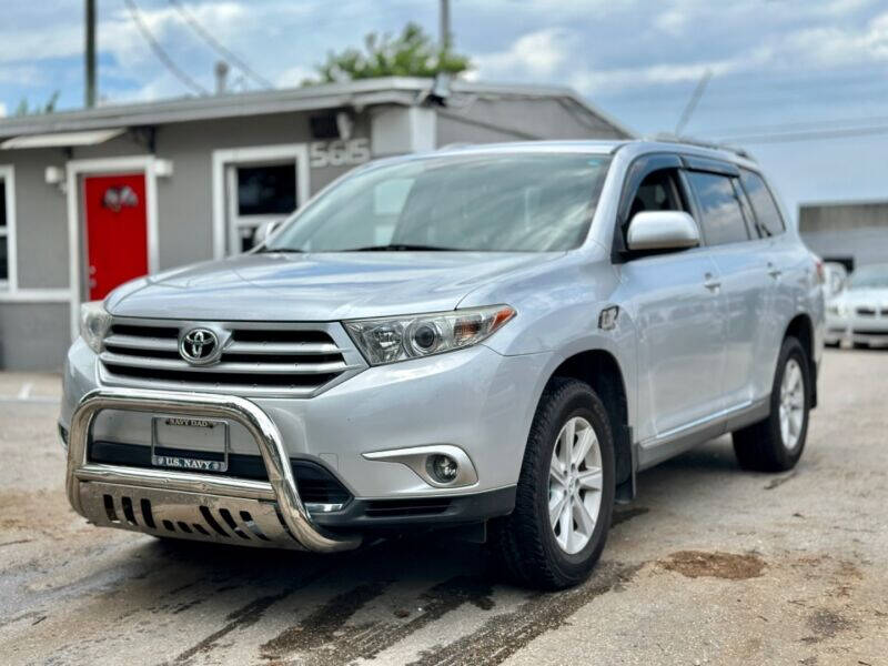 2012 Toyota Highlander  - $17,995