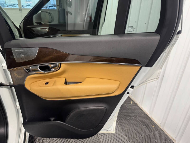 2016 Volvo XC90 T6 Momentum