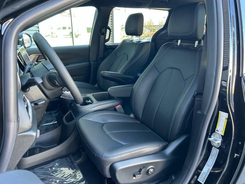 2025 Chrysler Voyager LX