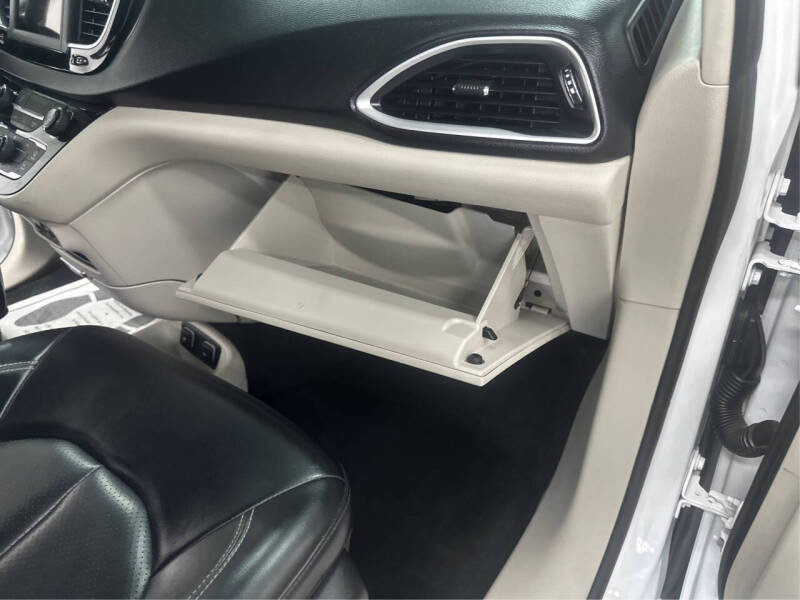 2020 Chrysler Voyager LXi