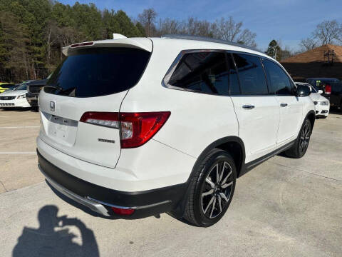 2022 Honda Pilot Touring w/Rear Captain's Chairs