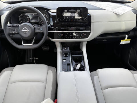 2025 Nissan Pathfinder SL