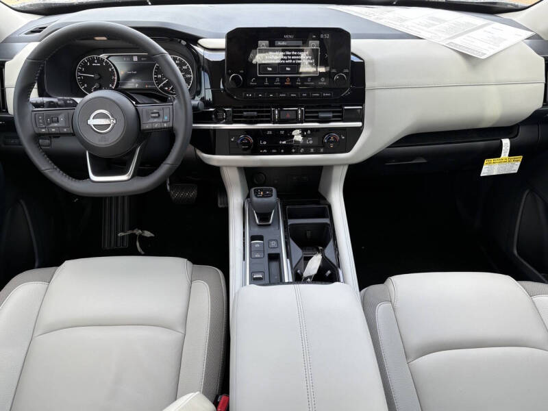 2025 Nissan Pathfinder SL