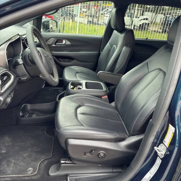 2025 Chrysler Pacifica Select