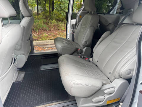 2013 Toyota Sienna XLE 7-Passenger Auto Access Seat