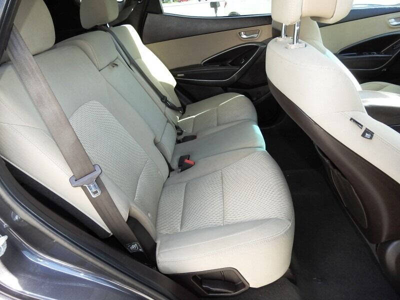 2017 HYUNDAI Santa Fe SUV / Crossover - $15,900