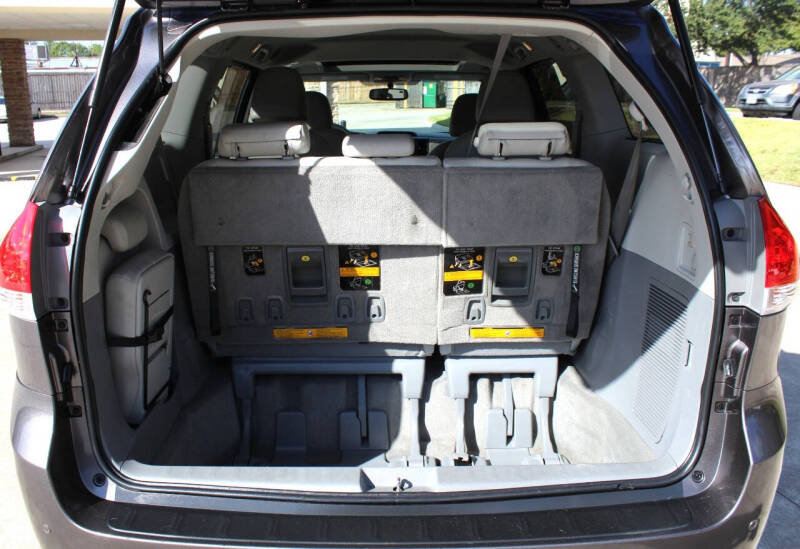 2013 Toyota Sienna XLE 7-Passenger Auto Access Seat