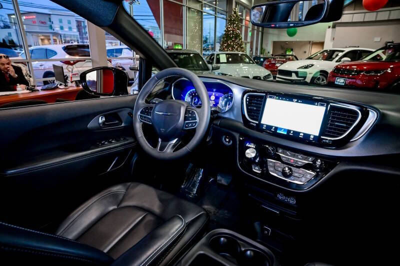 2025 Chrysler Pacifica Select