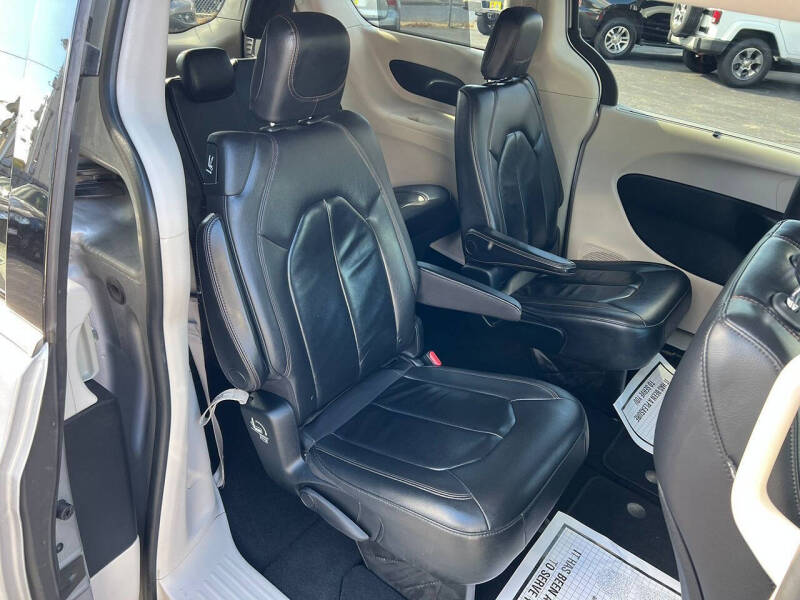 2017 Chrysler Pacifica Touring-L