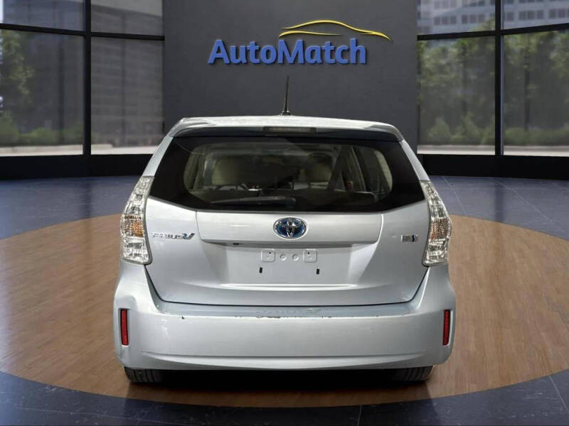 2014 Toyota Prius v Five