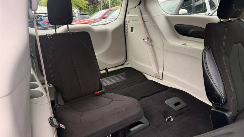 2022 Chrysler Voyager LX