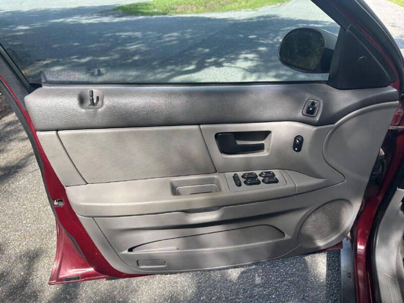 2005 Ford Taurus SE