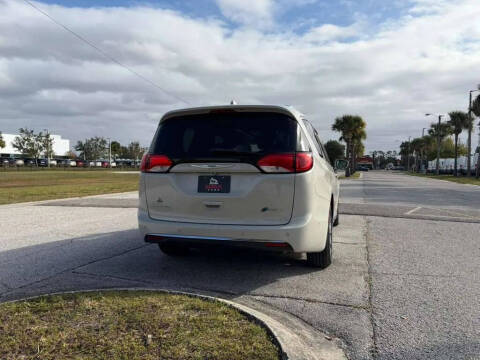 2017 Chrysler Pacifica Hybrid Platinum