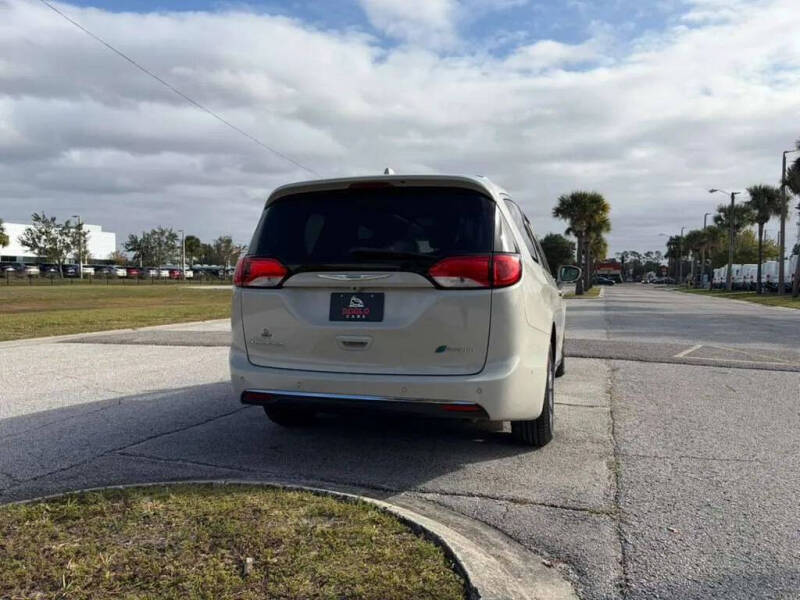 2017 Chrysler Pacifica Hybrid Platinum