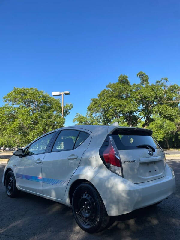 2015 Toyota Prius c Two photo 5