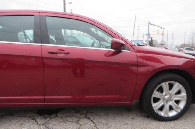 2013 Chrysler 200 Touring photo 20