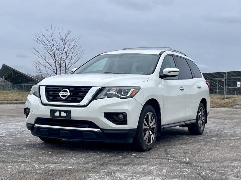 2017 Nissan Pathfinder SV's photo