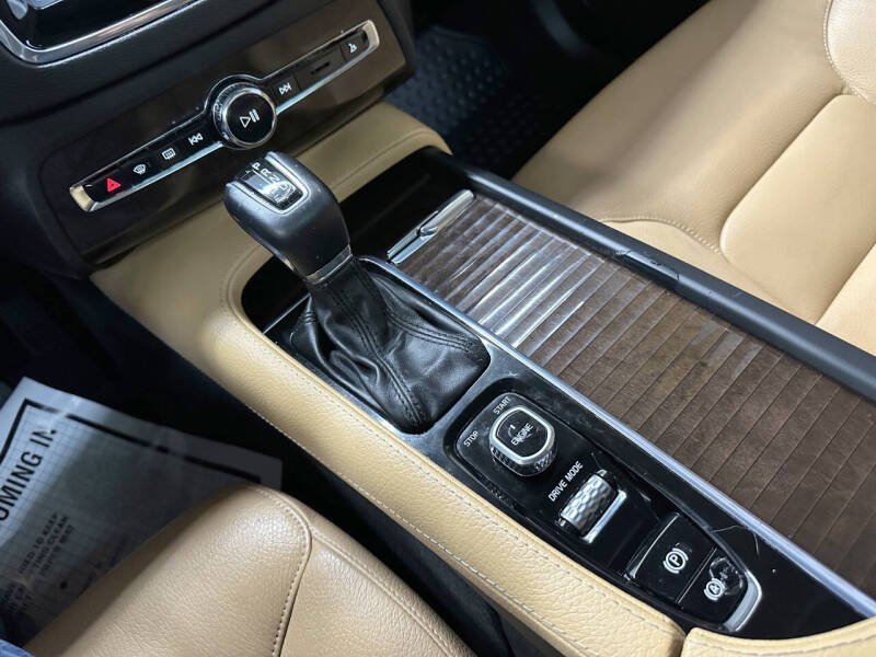 2016 Volvo XC90 T6 Momentum