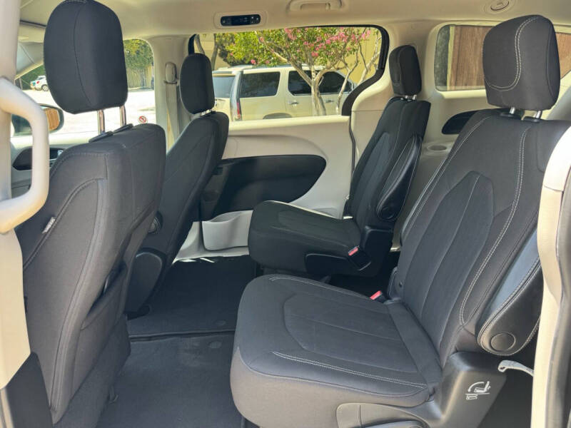 2020 Chrysler Voyager LX