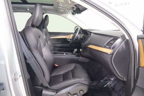 2022 Volvo XC90 T6 Momentum 7-Passenger