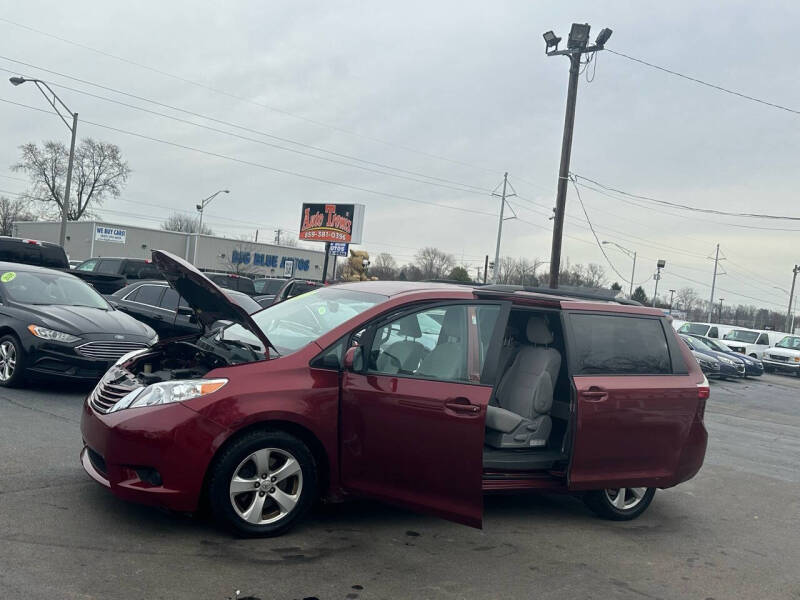 2015 Toyota Sienna LE photo 23