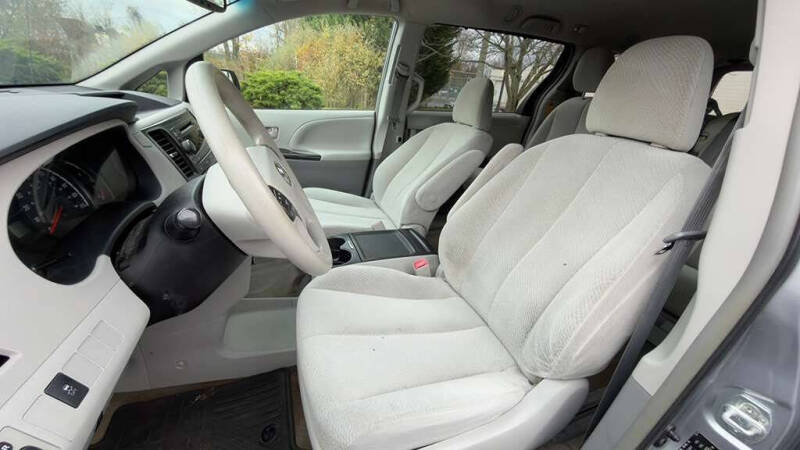 2014 Toyota Sienna LE 8-Passenger