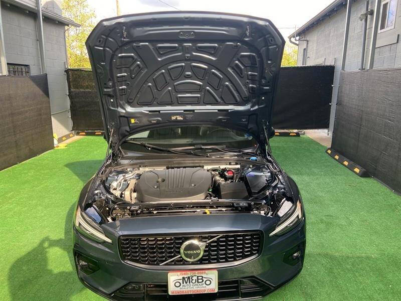 2023 Volvo S60 B5 Plus Dark Theme