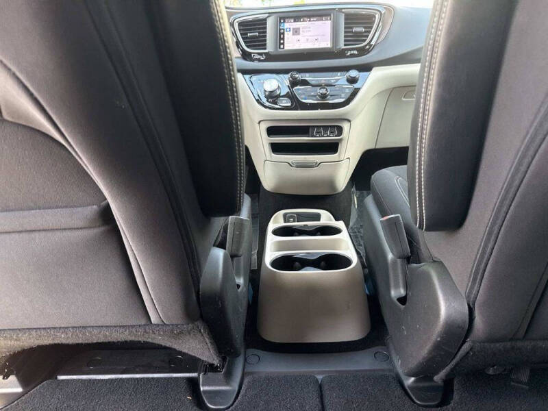 2023 Chrysler Voyager LX
