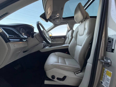 2016 Volvo XC90 T6 Momentum