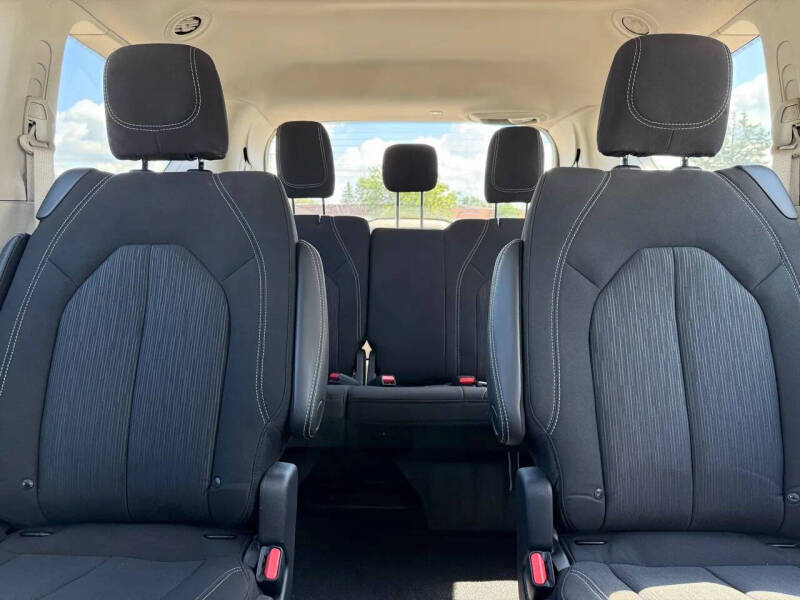 2022 Chrysler Voyager LX