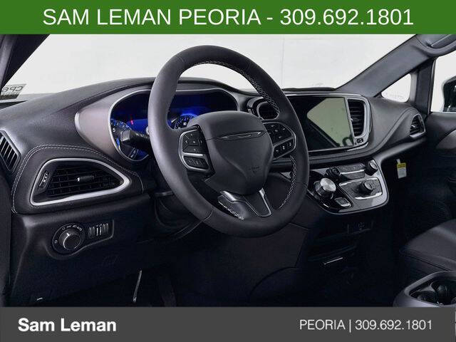 2027 Chrysler Pacifica Select