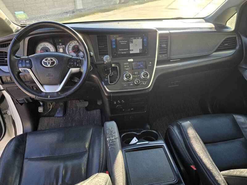 2017 Toyota Sienna SE Premium photo 25