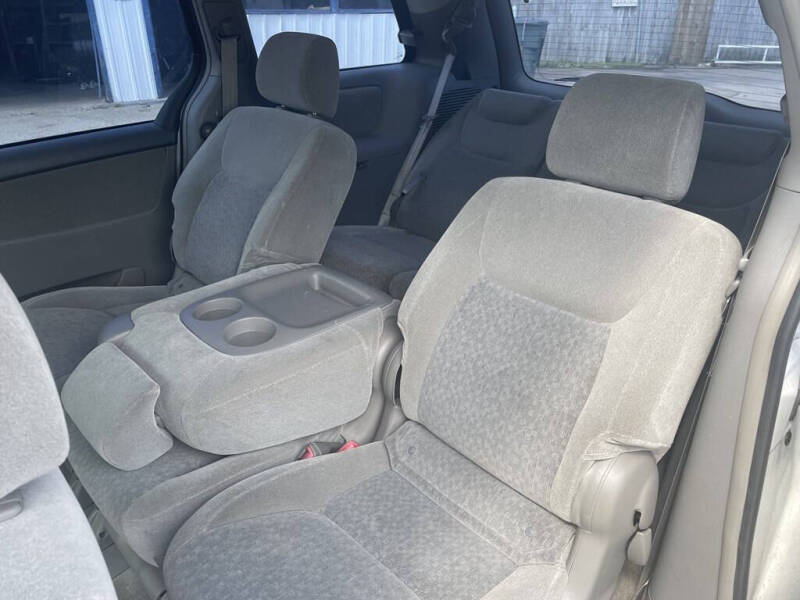 2005 Toyota Sienna LE photo 5