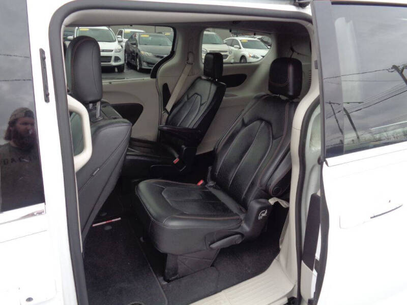 2017 Chrysler Pacifica Touring-L Plus