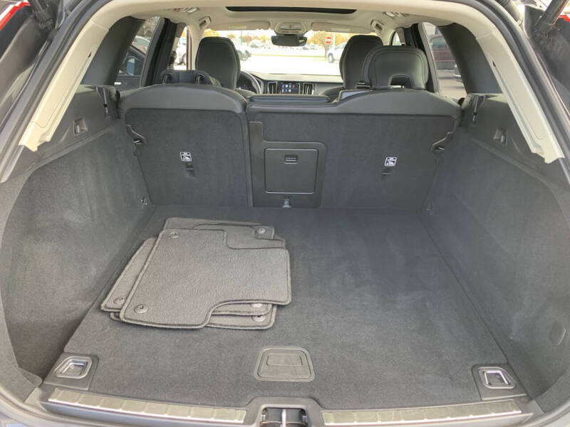 2025 Volvo XC60 B5 Plus Dark Theme