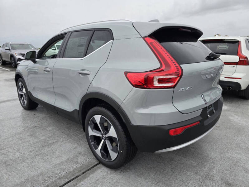 2025 Volvo XC40 B5 Plus Bright Theme